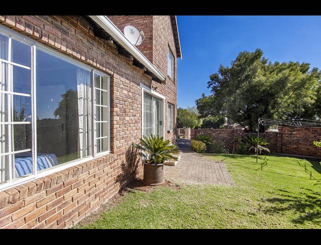 3 BEDROOM TOWNHOUSE FOR SALE IN WILGEHEUWEL
